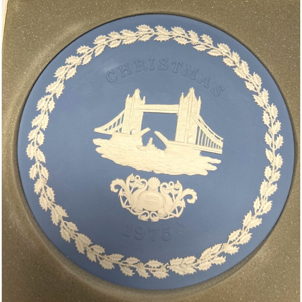 Wedgwood 1975 Christmas Tower Bridge Plate Made In England